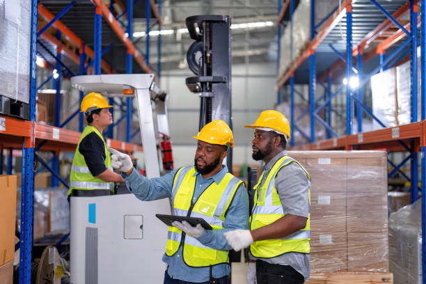 afroamericanos que trabajan en almacén sostienen luz roja dar señal a camión cargando caja de cartón - african descent factory accuracy analyzing fotografías e imágenes de stock