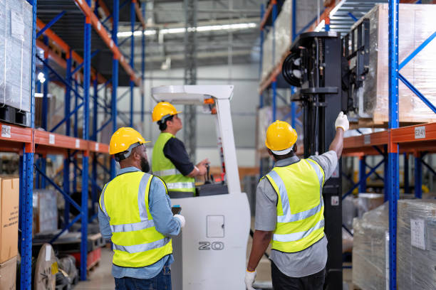 afroamericanos que trabajan en almacén sostienen luz roja dar señal a camión cargando caja de cartón - african descent factory accuracy analyzing fotografías e imágenes de stock