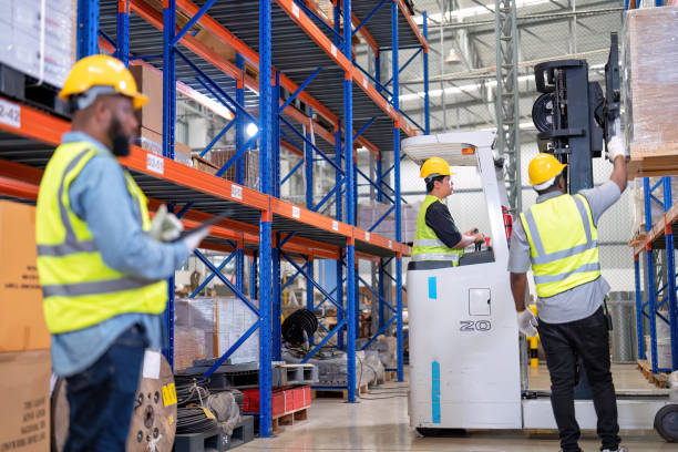 afroamericanos que trabajan en almacén sostienen luz roja dar señal a camión cargando caja de cartón - african descent factory accuracy analyzing fotografías e imágenes de stock