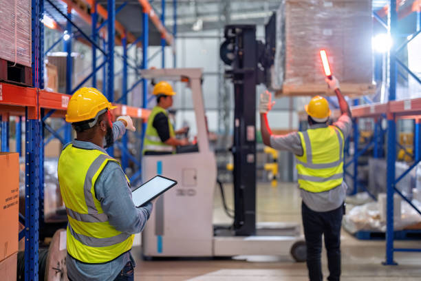 los afroamericanos que trabajan en el almacén mantienen el stock de tabletas mientras el camión carga la caja de cartón cerca - african descent factory accuracy analyzing fotografías e imágenes de stock