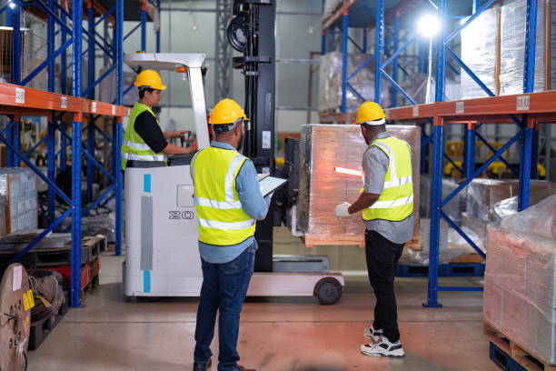 los afroamericanos que trabajan en el almacén mantienen el stock de tabletas mientras el camión carga la caja de cartón cerca - african descent factory accuracy analyzing fotografías e imágenes de stock