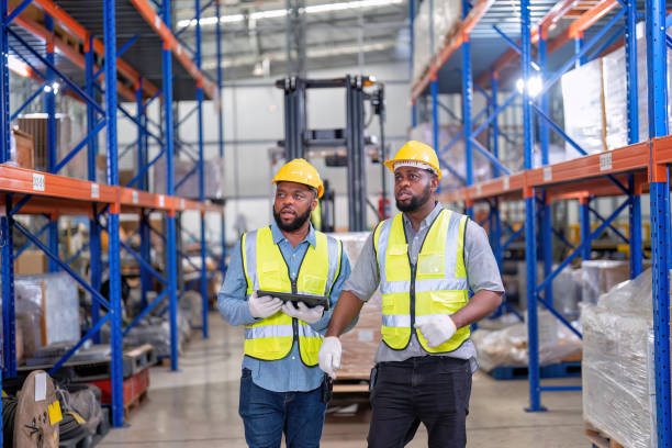 afro-americano que trabalha no armazém seguram a luz vermelha dão sinal para a caixa de papelão de carregamento do caminhão - african descent factory accuracy analyzing - fotografias e filmes do acervo