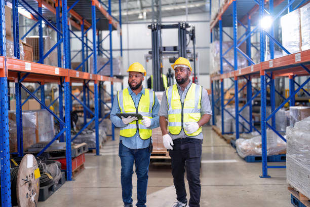 afro-americano que trabalha no armazém seguram a luz vermelha dão sinal para a caixa de papelão de carregamento do caminhão - african descent factory accuracy analyzing - fotografias e filmes do acervo