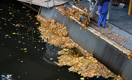 cleaning of the water supply to the mill or to the hydroelectric power plant through the mesh grid. leaves and floating debris collected by the machine as a rake out would not clog, sanitation, lattice, sedimentation, treatment