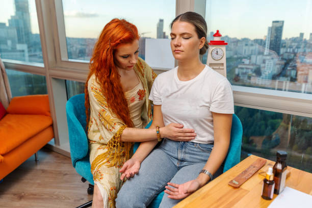 レイキヒーリングボディエネルギーセラピー - reiki alternative therapy massaging women ストックフォトと画像