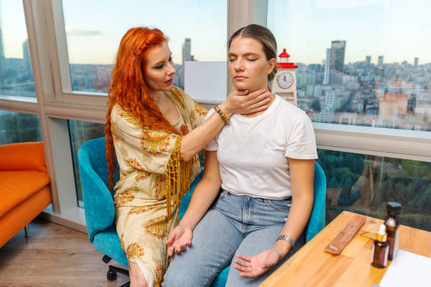 レイキヒーリングボディエネルギーセラピー - reiki alternative therapy massaging women ストックフォトと画像