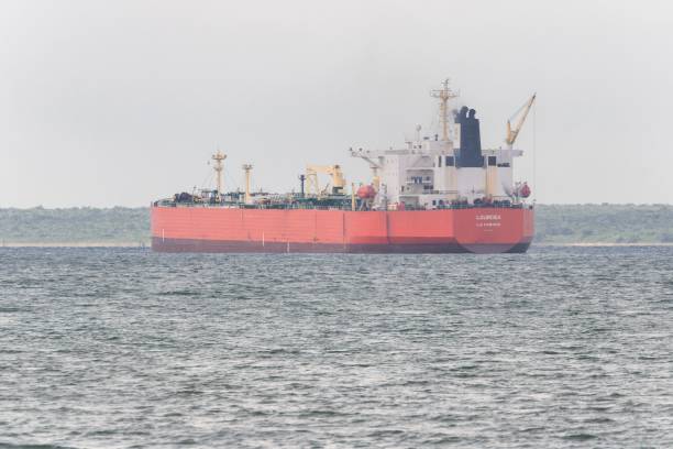 un pétrolier cubain nommé lourdes se dirigeant vers le port de matanzas, cuba - named logistics company photos et images de collection