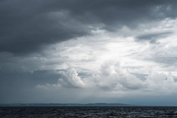 嵐の海の上の暗い雲の形成の息を呑むような眺め - cloud formation ストックフォトと画像