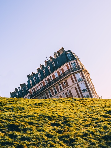 Image of the Sinking house in Montmartre, Paris.