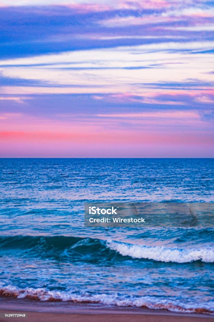 Impresionante Vista Del Océano Bajo El Cielo Azul Ideal Para Fondos De Pantalla Foto de stock y más banco de imágenes de Agua - iStock Impresionante Vista Del Océano Bajo El Cielo Azul Ideal Para Fondos De Pantalla Foto de stock y más banco de imágenes de Agua - iStock