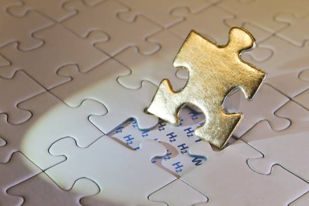 istock Golden jigsaw puzzle piece over H2 written under it 1439775345