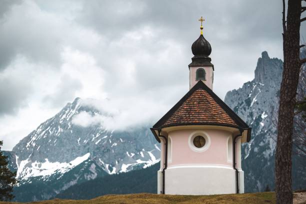 una bella piccola chiesa cattolica tra le montagne delle alpi bavaresi - lautersee lake foto e immagini stock