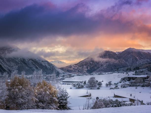 Breathtaking shot of a mountain range in Wanaka village, New Zealand A breathtaking shot of a mountain range in Wanaka village, New Zealand winter sunrise mountain snow stock pictures, royalty-free photos & images