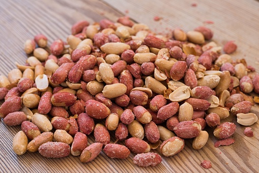 Salted peanuts. The peanut is a nut of high nutritional value, very rich in plant fibers, proteins and minerals.