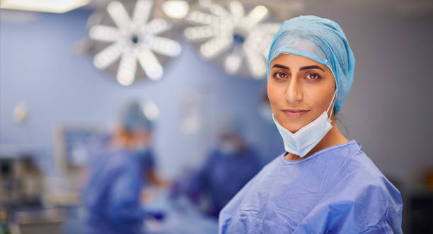 ritratto femminile del chirurgo - chirurgo foto e immagini stock