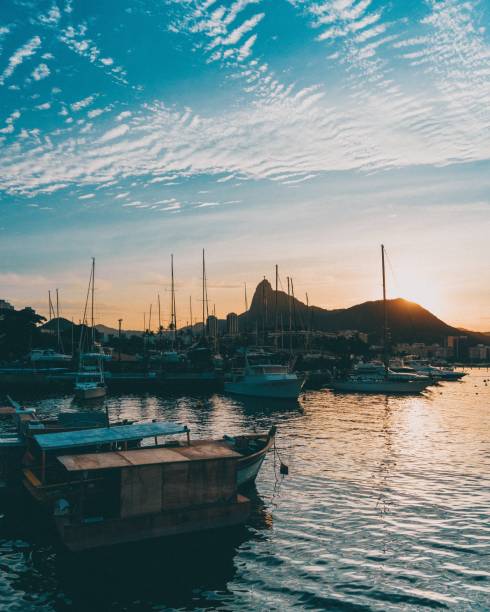 foto vertical da bela vista do pôr do sol do porto da urca, rio de janeiro - brazil sea nautical vessel urca - fotografias e filmes do acervo