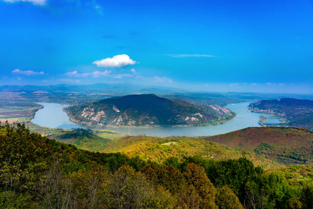 bande du danube depuis le point de vue de predikaloszek en hongrie avec visegrad et nagymaros - fleuve danube photos et images de collection