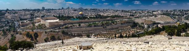 vue panoramique en contre-plongée du mont des oliviers à jérusalem, israël - mount of olives photos et images de collection