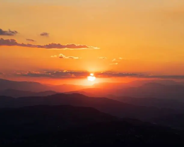 Photo of Beautiful scenery of a mountain range with the breathtaking sunset in the background