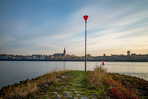 Hermosa vista del río Waal con la ciudad de Nijmegen en el fondo capturada en los Países Bajos photo