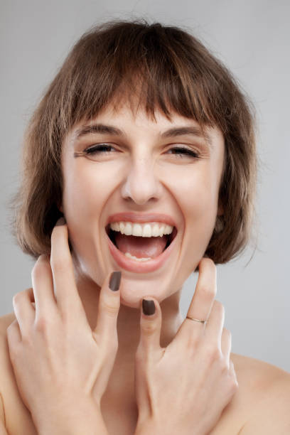 ritratto di bellezza di una ragazza bruna con acconciatura corta. urlare e fare espressioni facciali a bocca aperta - mouth open women displeased anger foto e immagini stock