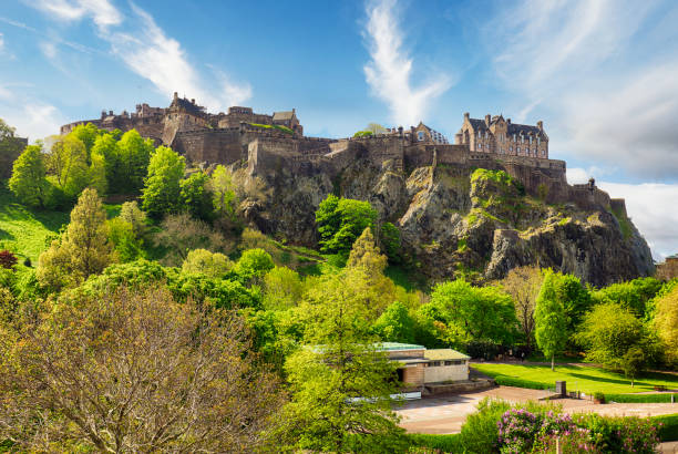 castle hill in edinburgh mit grünem gras und blauem himmel, schottland, uk - castle rock stock-fotos und bilder