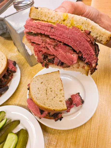 sanduíche de pastrami - sandwich reuben sandwich dining bread - fotografias e filmes do acervo