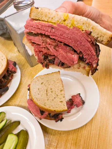 pastrami сэндвич - sandwich delicatessen roast beef beef стоковые фото и изображения