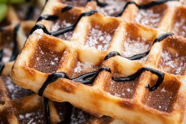 클로즈업, 식욕을 돋우는 벨기에 와플에 초콜릿이 뿌려졌습니다. - waffle breakfast food sweet food 뉴스 사진 이미지
