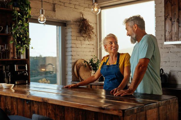 pareja caucásica mayor en la cocina. - senior adult mature adult senior couple heterosexual couple fotografías e imágenes de stock