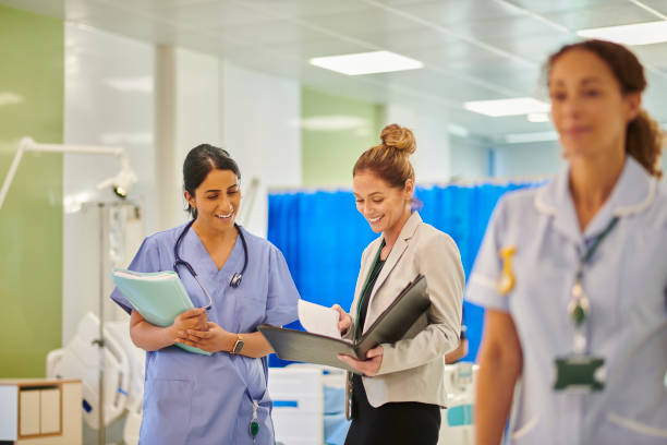 hospital administrator with ward doctor - corporate medical stok fotoğraflar ve resimler