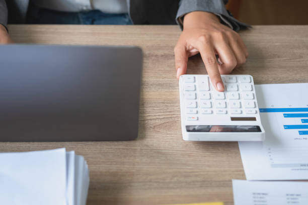 Marketing, Financial, Accounting, Planning, business women analyze company results and profits with graph statistics. Use a laptop computer and a calculator to calculate the company is balance. marketing, finanzas, contabilidad, planificación, las mujeres de negocios analizan los resultados y las ganancias de la empresa con estadísticas gráficas. use una computadora portátil y una calculadora para calcular el equilibrio de la empresa.