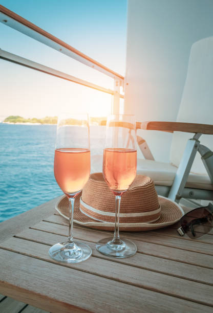 bebida de luxo na mesa da varanda do navio de cruzeiro. - passenger ship sunset summer sun - fotografias e filmes do acervo