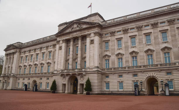 vue extérieure du palais de buckingham, londres, royaume-uni - whitehall street downing street city of westminster uk photos et images de collection