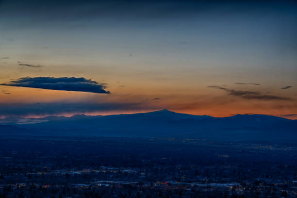 istock Ch-paa-qn Peak at Dusk 1439829084