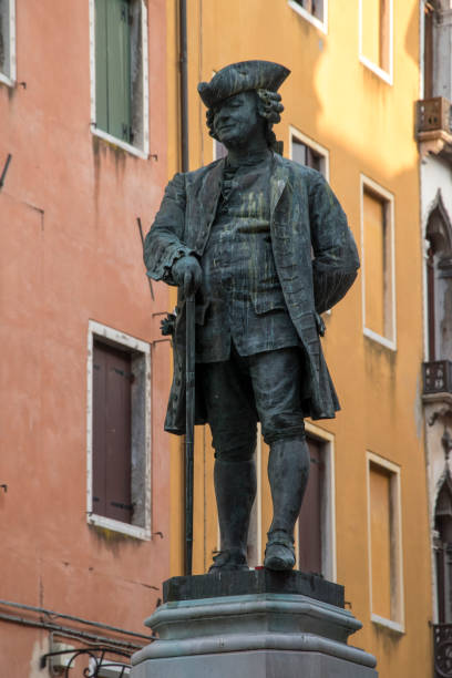 estátuas de carlo goldoni, escritor de comédia, cidade de veneza, itália, europa - carlo goldoni - fotografias e filmes do acervo