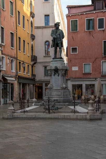 statuen von carlo goldoni, komödie schriftsteller, stadt venedig, italien, europa - carlo goldoni stock-fotos und bilder