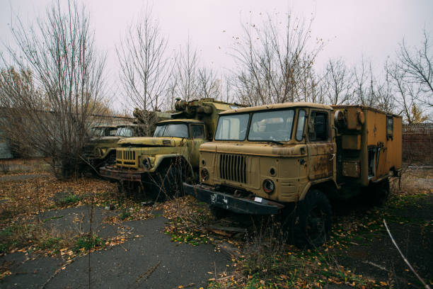 古い放棄されたさびた軍用トラック - mlrs ストックフォトと画像