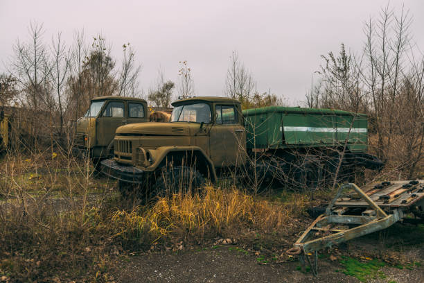 vieux camions militaires rouillés abandonnés - junkyard scrap metal isolated machine photos et images de collection