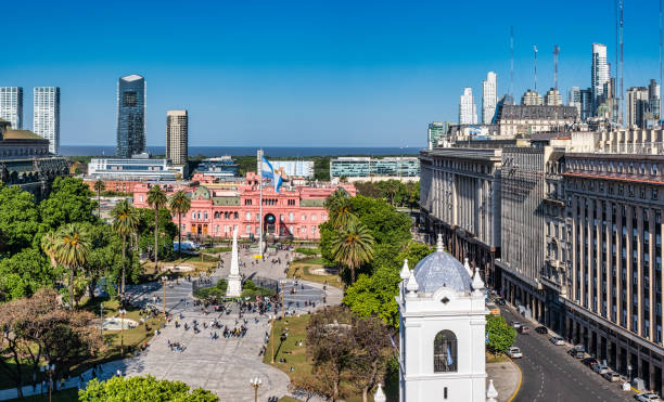 panorama der plaza de may (maiplatz) buenos aires - luftaufnahme der casa rosada (rosa haus) - regierungspalast von argentinien - argentina stock-fotos und bilder