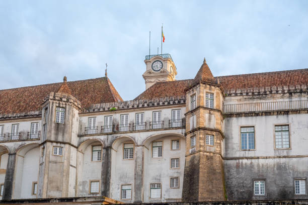 ściany zewnętrzne dawnego pałacu królewskiego, obecnie uniwersytet w coimbrze - coimbra, portugalia - coimbra zdjęcia i obrazy z banku zdjęć