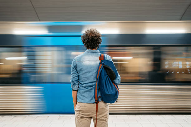 giovane che aspetta un treno della metropolitana a stoccolma - look for trains” foto e immagini stock