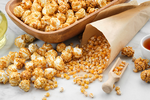 Close-up of popcorn in glass bowl on table.