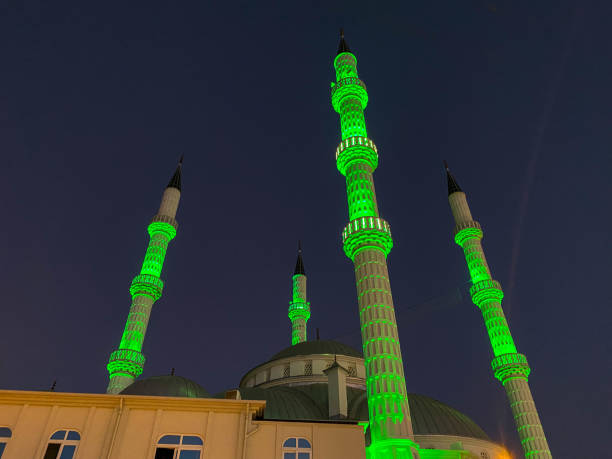 gran hermosa mezquita musulmana alta templo islámico para oraciones a dios alá con altas torres de religión en cálido tropical oriental país del sur resort por la noche - sunset in islamic country fotografías e imágenes de stock