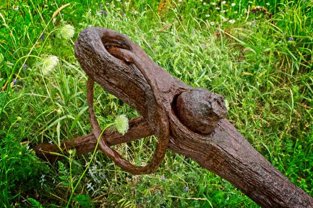 detail of rusty anchor in front of the marshall point lighthouse on the coast of maine near rockland and saint george - maine marshall point lighthouse port clyde lighthouse imagens e fotografias de stock