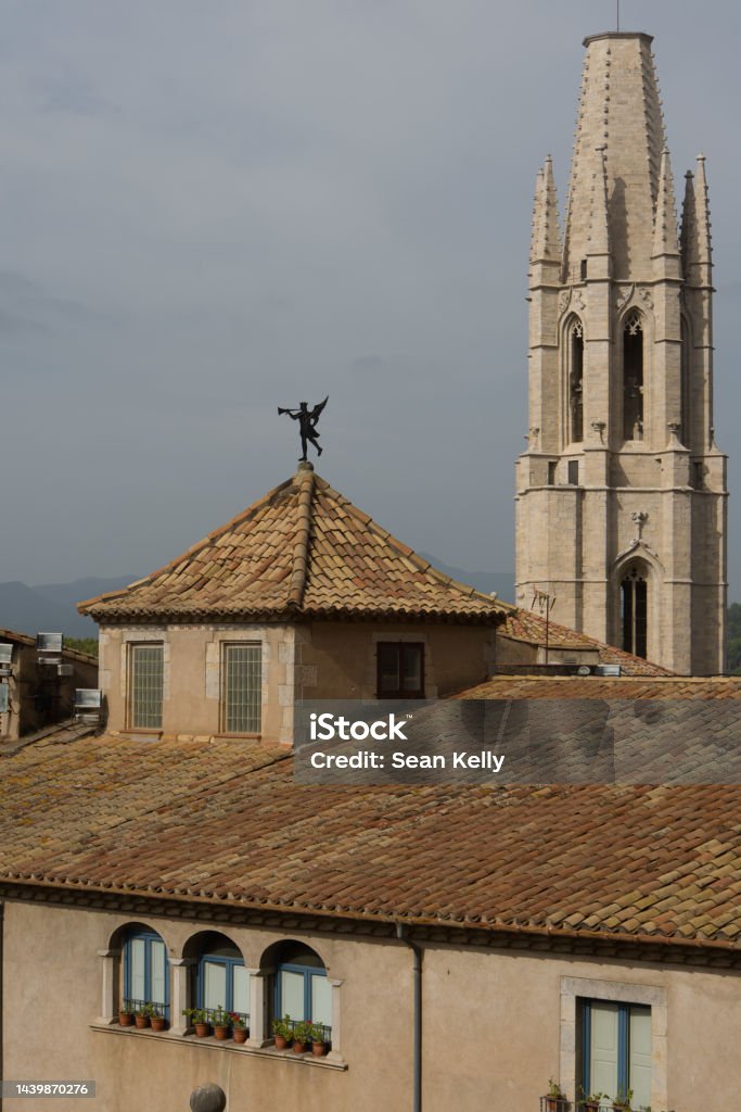 Vista De La Torre De La Iglesia De San Félix De Girona Foto de stock y más  banco de imágenes de Aire libre - iStock