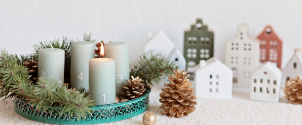 современный адвентский венок ручной работы с четырьмя свечами, зажигаемыми каждое воскресенье перед рождеством. традиционное украшение diy - advent wreath candle christmas стоковые фото и изображения