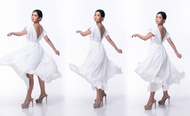 Full length 20s Asian Woman wear white relax wedding dress farmer high heel shoes. Black long straight hair female feel happy smile fashion vintage poses 360 front back over white background isolated la mujer asiática de los años 20 de longitud completa usa zapatos blancos de tacón alto de granjero con vestido de novia de relax. negro pelo largo lacio femenino sentirse feliz sonrisa moda vintage poses 360 espalda delantera sobre fondo blanco aislado