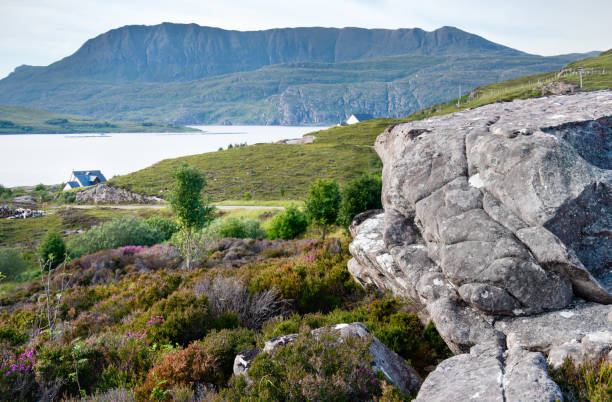 ardmair and loch canaird in mid summer,ullapool,highlands of scotland,uk. - cottage scotland scottish culture holiday imagens e fotografias de stock