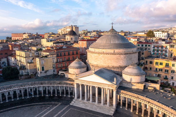 vue aérienne de la basilique reale pontificia san francesco da paola par la piazza del plebiscito à naples - naples photos et images de collection